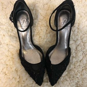 Elegant black heels size 6. Never worn!